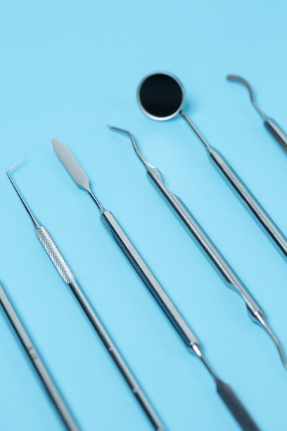 牙科设置仪器在牙科蓝色的背景。特写镜头图片下载