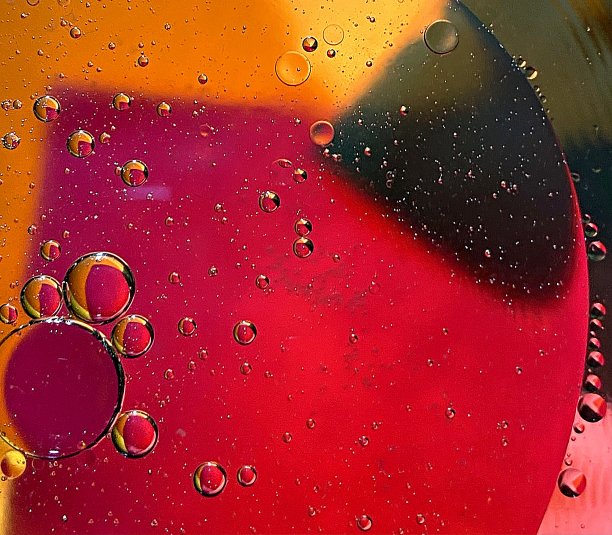 发光的油滴漂浮在水中图片下载