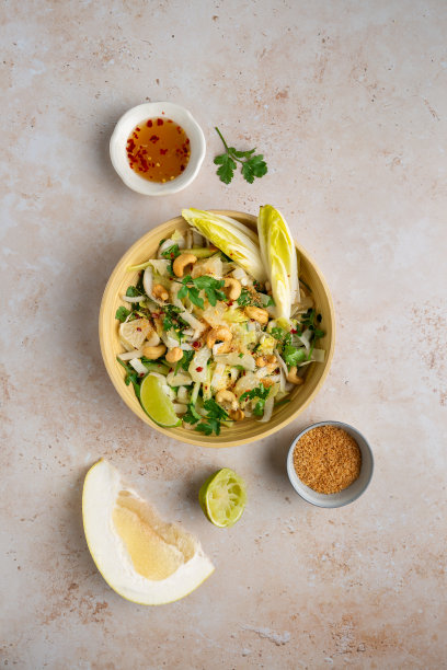 从上到下的美味的素食柚子沙拉与菊苣，黄瓜，腰果，香菜，烤椰子和冷酸橙酱图片下载