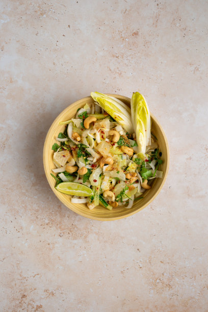 从上到下的美味的素食柚子沙拉与菊苣，黄瓜，腰果，香菜，烤椰子和冷酸橙酱图片下载