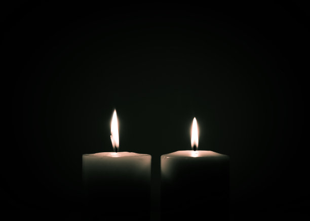 两支在黑暗中燃烧的蜡烛图片下载