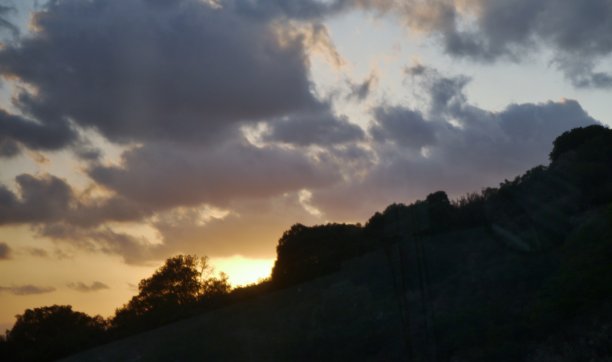 晚霞红后，山与云图片下载