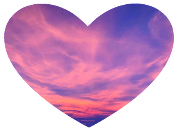 心脏孤立在白色背景上。浪漫的爱情。浪漫的感觉。情人节。神奇紫粉蓝闪亮玫瑰。壮观的日落。天堂的天空云。图片下载