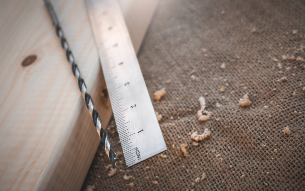 木工工具，角尺和钻头。图片下载