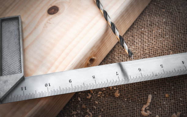 木工工具，角尺和钻头。图片下载