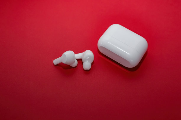 白色蓝牙无线耳机，红色背景。图片下载