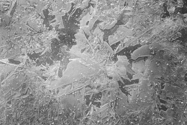 雪融化后，水在路上形成的冰晶图片下载