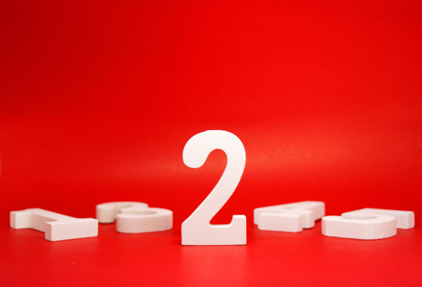 No. 2第二在红色背景与复制空间- 2助理，替代，不是获胜者图片下载