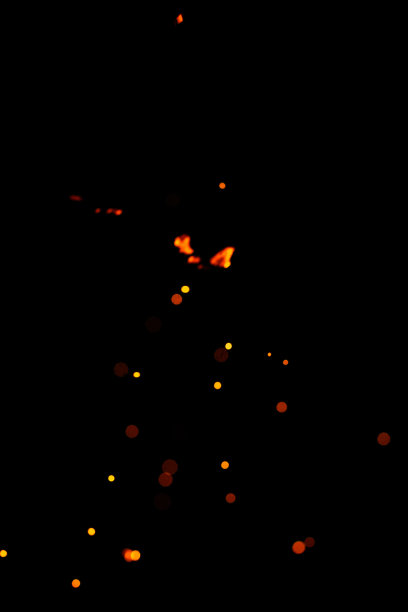 自然黄热火花的火在黑色的背景，明亮的黄色散焦从火。图片下载