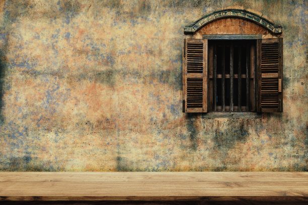 空木椅顶部与旧水泥墙和木制窗户背景。图片下载