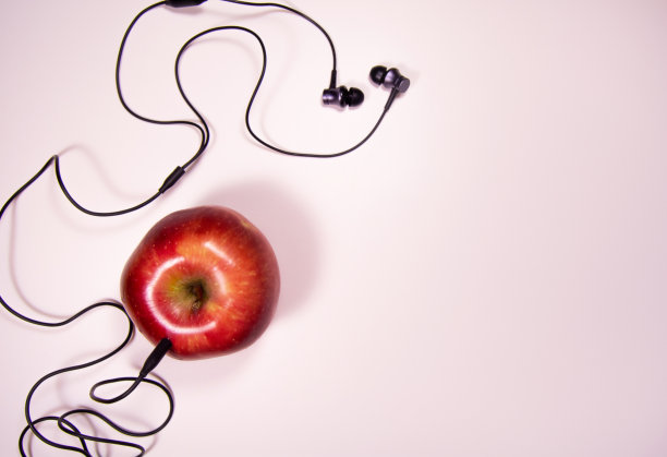 苹果和耳机。会所应用概念图片下载