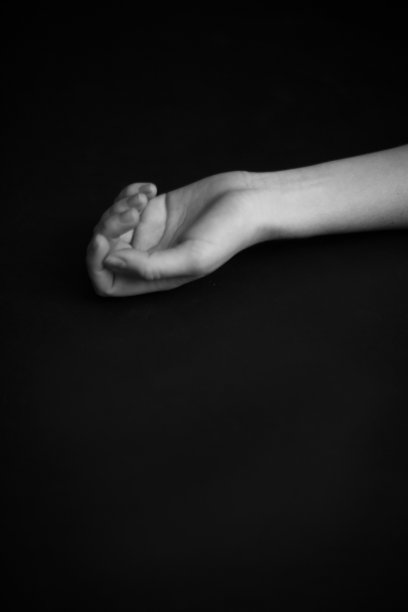 女性身体部位特写，细部勾勒出一个身材修长的女孩图片下载