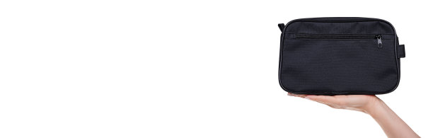 手拿男士化妆袋，用于卫生用品，孤立在白色背景上。图片下载