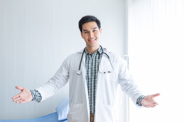 在医院里提供咨询的年轻亚洲男医生图片下载