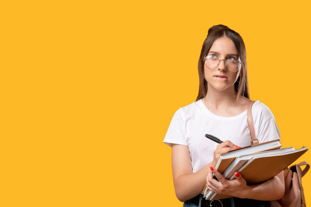 疑惑面对教育课程困惑的女人图片下载