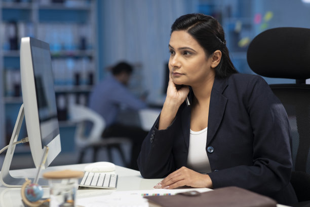 商务女性在办公室检查数据库存照片图片下载