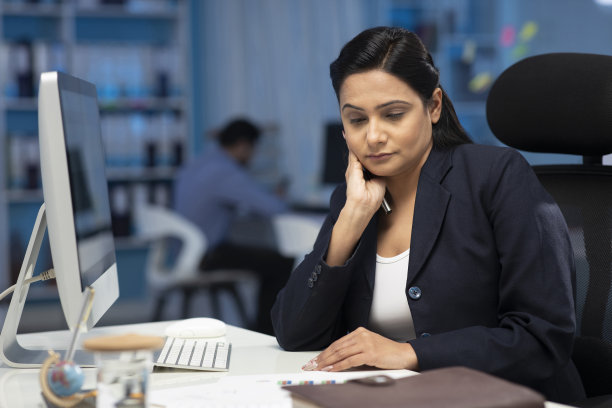 商务女性在办公室检查数据库存照片图片下载