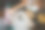 亚洲年轻女子坐在她新家的地板上，打开她的结婚周年礼物。图片下载