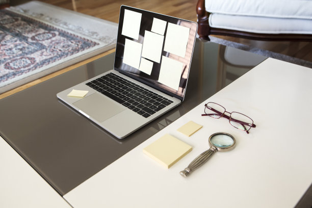 笔记本电脑上满是空缺的职位来完成任务图片下载