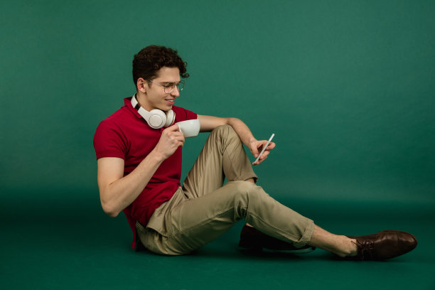 白人男子的肖像孤立在绿色的工作室背景与copyspace图片下载