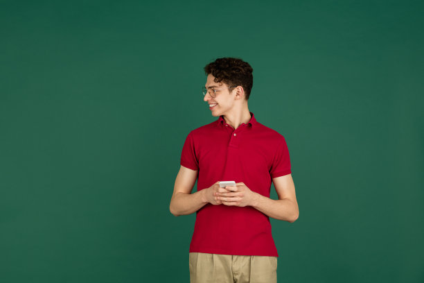 白人男子的肖像孤立在绿色的工作室背景与copyspace图片下载