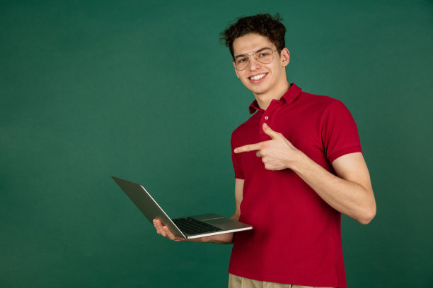 白人男子的肖像孤立在绿色的工作室背景与copyspace图片下载