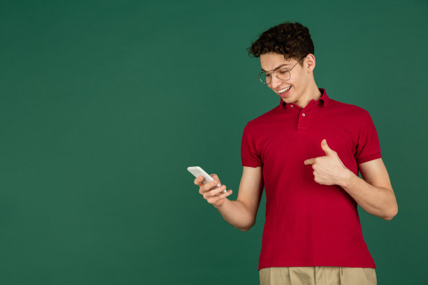 白人男子的肖像孤立在绿色的工作室背景与copyspace图片下载