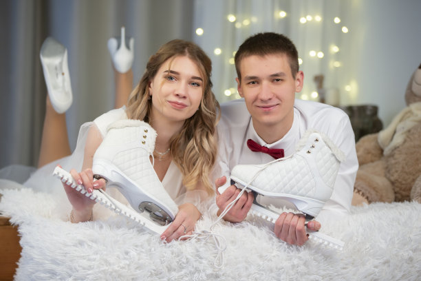 一对漂亮的年轻夫妇躺在床上图片下载