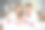 一对漂亮的年轻夫妇躺在床上图片下载