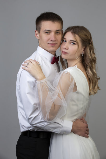 新娘和新郎的经典垂直肖像图片下载