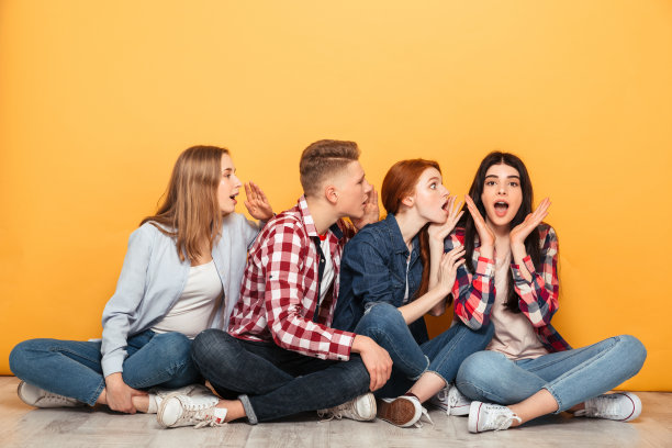 一群年轻积极的学校朋友图片下载