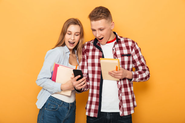 一对兴奋的青少年学校情侣图片下载