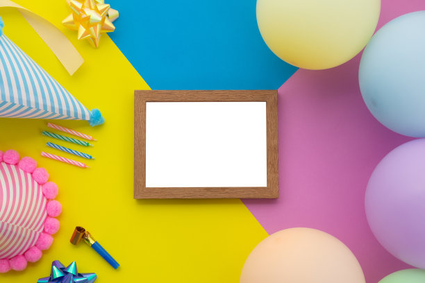 生日快乐的背景，平铺彩色派对装饰与传单邀请卡在淡黄色，蓝色和粉红色的几何背景图片下载