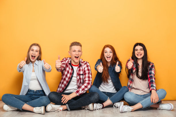 一群年轻积极的学校朋友图片下载