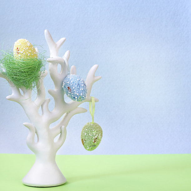 用彩蛋在树上的复活节作文。节日装饰。复活节快乐!图片下载