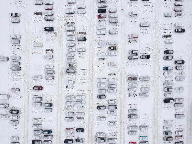 鸟瞰图的城市停车场覆盖了新雪在冬天图片下载