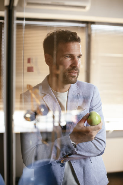 英俊的商人正在制定商业计划。图片下载