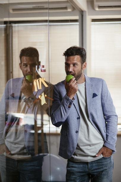 英俊的商人正在制定商业计划。图片下载