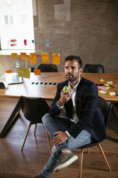 英俊的商人正在制定商业计划。图片下载