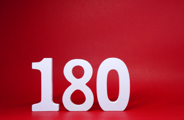 数字180(180)在红色背景与拷贝空间- 180%或促销-折扣或周年概念-角度度图片下载