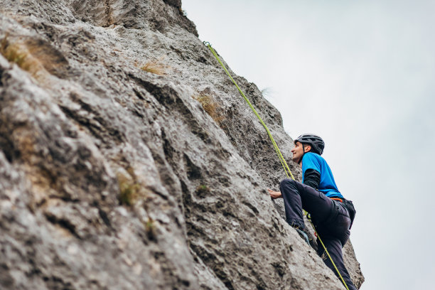 当肾上腺素穿过他的身体，独自攀登者征服悬崖石灰岩图片下载