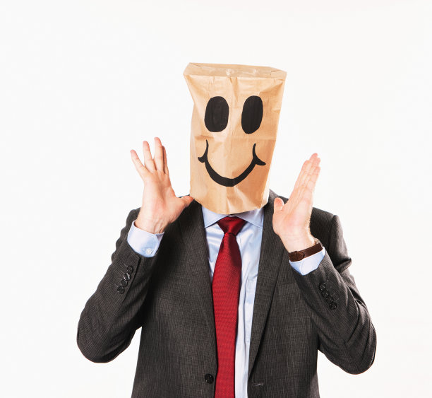 我谁?西装革面的商人，戴着卡通纸袋，一听恭维就慌了图片下载