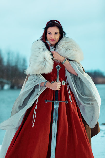 美丽的黑发女维京战士皇后在雪地里图片下载