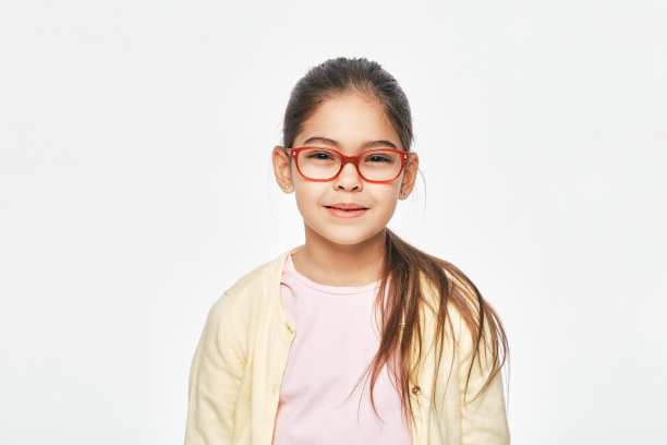 儿童视力矫正。拉丁美洲儿童时尚的眼镜孤立在浅灰色背景图片下载