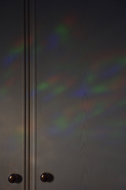 清晨七彩的灯光映照在衣柜门上图片下载