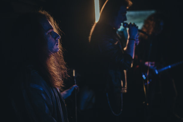 在夜总会舞台上表演的摇滚乐队图片下载