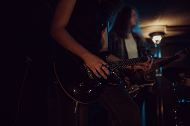 吉他手在舞台上表演图片下载