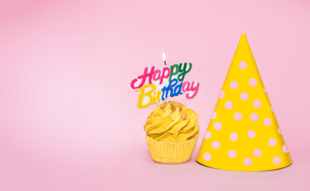 粉红色背景上的生日蛋糕图片下载