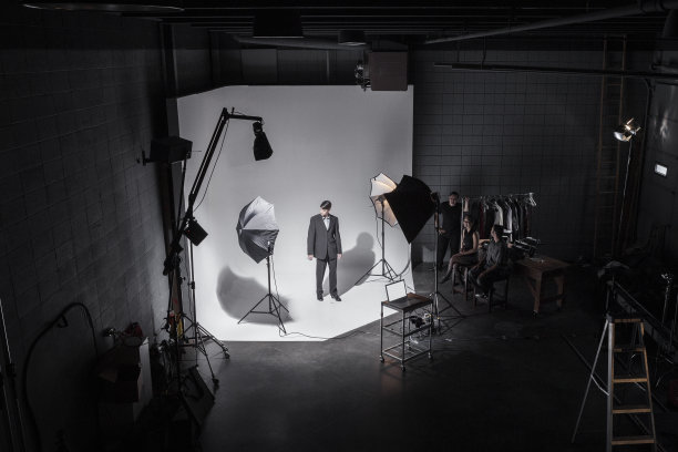 在电影片场拍摄时在幕后工作的人们图片下载