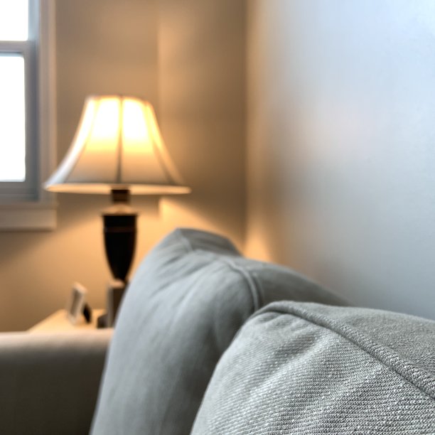 靠近客厅的沙发图片下载